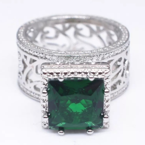 Vintage Green Stone Luxury Statement Ring - Picture 3 of 3